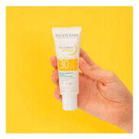 ضد آفتاب بیودرما AKN Mat پوست چرب SPF 30