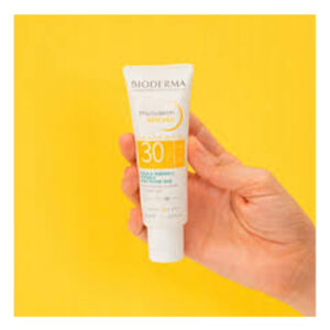 ضد آفتاب بیودرما AKN Mat پوست چرب SPF 30