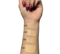 رنگ کانسیلر و نمونه‌های زیرسازی صورت روی مچ دست، شماره‌گذاری شده برای مقایسه دقت رنگ و تطابق با پوست، در رنگ‌های مختلف و روشن برای آرایش و مراقبت از پوست.