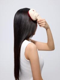 برس ماساژور و اشعه تراپی پوست سر مو ایو