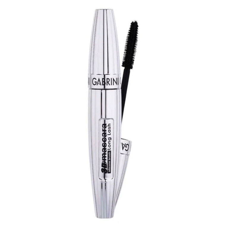 ریمل حجم دهنده گابرینی 3D LONG LASH ویژگی برجسته این ریمل، برس سه‌بعدی حرفه‌ای آن است که به‌طور دقیق تمام تارهای مژه را از ریشه تا نوک در بر می‌گیرد و پوشش یکنواختی ارائه می‌دهد. این برس کمک می‌کند محصول به‌خوبی پخش شود و حتی مژه‌های کوتاه‌تر را نیز بلندتر، تفکیک‌شده و حجم‌دار نشان دهد. نتیجه این کار، چشم‌هایی براق‌تر، بازتر و با عمق بیشتر است که جذابیت آرایش چشم را چند برابر می‌کند. فرمول مشکی غنی 3D Long Lash باعث می‌شود مژه‌ها نمایی پررنگ، قابل‌توجه و چشمگیر داشته باشند، در حالی که از ایجاد توده‌های سنگین یا چسبیدگی بین تارهای مژه جلوگیری می‌کند. این ترکیب باعث می‌شود ریمل هم برای استایل طبیعی روزانه مناسب باشد و هم بتوان با چند لایه از آن نمایی پررنگ‌تر و برجسته‌تر برای مراسم یا مهمانی ایجاد کرد. این ریمل با ماندگاری مناسب در برابر تعریق و رطوبت، از پخش شدن یا ریزش جلوگیری می‌کند و ظاهر آرایش چشم را برای ساعات طولانی حفظ می‌نماید. همچنین، قابلیت استفاده روی مژه‌های بالا و پایین به تو این امکان را می‌دهد که فرم دلخواه و متعادل‌تری برای آرایشت ایجاد کنی. اگر به دنبال یک ریمل حجم‌دهنده و بلندکننده مؤثر هستی که مژه‌ها را بدون سنگینی نشان دهد، بافت را تفکیک کند و چشم‌ها را برجسته‌تر نماید، ریمل 3D Long Lash گابرینی انتخابی حرفه‌ای، کاربردی و مناسب برای تکمیل روتین آرایشی تو خواهد بود