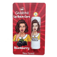 محصولی کاربردی و مراقبتی است که برای حفظ نرمی، لطافت و سلامت لب‌ها طراحی شده است. این بالم لب با رایحه شیرین و دلنشین بلک‌بری، تجربه‌ای خوشایند از مراقبت روزانه لب را فراهم می‌کند و استفاده از آن را به لحظه‌ای لذت‌بخش تبدیل می‌نماید. بافت نرم و سبک این بالم لب به‌راحتی روی لب پخش می‌شود و بدون ایجاد حس سنگینی یا چسبندگی، لب‌ها را نرم و مرطوب نگه می‌دارد. فرمولاسیون آبرسان این بالم لب به جلوگیری از خشکی، ترک و پوسته‌پوسته شدن لب‌ها کمک می‌کند و باعث می‌شود لب‌ها در طول روز لطیف و سالم باقی بمانند. استفاده منظم از بالم لب گابرینی، به‌ویژه در فصول سرد یا هوای خشک، نقش مؤثری در حفظ رطوبت طبیعی لب‌ها دارد و از کدر شدن ظاهر آن‌ها جلوگیری می‌کند. این ویژگی، بالم لب را به انتخابی مناسب برای استفاده روزانه تبدیل کرده است. بالم لب گابرینی با رایحه بلک‌بری را می‌توان به‌تنهایی برای مراقبت و نرمی لب‌ها استفاده کرد یا به‌عنوان پایه‌ای مناسب زیر رژلب به کار برد تا از خشکی لب‌ها جلوگیری شود و جلوه رژلب یکدست‌تر باشد. بافت سبک آن باعث می‌شود به‌سرعت جذب شود و احساس راحتی روی لب ایجاد کند، بدون آنکه اثری چرب یا آزاردهنده باقی بگذارد. این بالم لب برای لب‌های خشک و معمولی مناسب بوده و برای انواع رنگ پوست قابل استفاده است. بسته‌بندی جمع‌وجور و قابل‌حمل آن امکان استفاده آسان در هر زمان و مکان را فراهم می‌کند. اگر به دنبال یک بالم لب خوش‌رایحه، سبک و مؤثر برای مراقبت روزانه هستید که لب‌ها را نرم، مرطوب و سالم نگه دارد، بالم لب گابرینی Black Berry انتخابی مناسب و دوست‌داشتنی برای روتین مراقبت لب شما خواهد بود