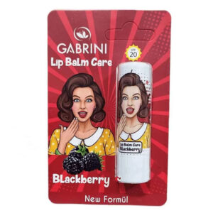 محصولی کاربردی و مراقبتی است که برای حفظ نرمی، لطافت و سلامت لب‌ها طراحی شده است. این بالم لب با رایحه شیرین و دلنشین بلک‌بری، تجربه‌ای خوشایند از مراقبت روزانه لب را فراهم می‌کند و استفاده از آن را به لحظه‌ای لذت‌بخش تبدیل می‌نماید. بافت نرم و سبک این بالم لب به‌راحتی روی لب پخش می‌شود و بدون ایجاد حس سنگینی یا چسبندگی، لب‌ها را نرم و مرطوب نگه می‌دارد. فرمولاسیون آبرسان این بالم لب به جلوگیری از خشکی، ترک و پوسته‌پوسته شدن لب‌ها کمک می‌کند و باعث می‌شود لب‌ها در طول روز لطیف و سالم باقی بمانند. استفاده منظم از بالم لب گابرینی، به‌ویژه در فصول سرد یا هوای خشک، نقش مؤثری در حفظ رطوبت طبیعی لب‌ها دارد و از کدر شدن ظاهر آن‌ها جلوگیری می‌کند. این ویژگی، بالم لب را به انتخابی مناسب برای استفاده روزانه تبدیل کرده است. بالم لب گابرینی با رایحه بلک‌بری را می‌توان به‌تنهایی برای مراقبت و نرمی لب‌ها استفاده کرد یا به‌عنوان پایه‌ای مناسب زیر رژلب به کار برد تا از خشکی لب‌ها جلوگیری شود و جلوه رژلب یکدست‌تر باشد. بافت سبک آن باعث می‌شود به‌سرعت جذب شود و احساس راحتی روی لب ایجاد کند، بدون آنکه اثری چرب یا آزاردهنده باقی بگذارد. این بالم لب برای لب‌های خشک و معمولی مناسب بوده و برای انواع رنگ پوست قابل استفاده است. بسته‌بندی جمع‌وجور و قابل‌حمل آن امکان استفاده آسان در هر زمان و مکان را فراهم می‌کند. اگر به دنبال یک بالم لب خوش‌رایحه، سبک و مؤثر برای مراقبت روزانه هستید که لب‌ها را نرم، مرطوب و سالم نگه دارد، بالم لب گابرینی Black Berry انتخابی مناسب و دوست‌داشتنی برای روتین مراقبت لب شما خواهد بود