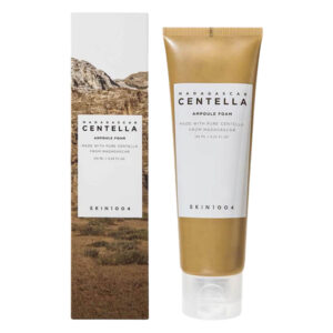 فوم شستشو صورت سنتلا ampoule foam حجم 125 فرمولاسیون پیشرفته این فوم باعث حفظ سد دفاعی پوست شده و از تحریک و خشکی بعد از شستشو جلوگیری می‌کند. عصاره سنتلا آسیاتیکا نیز با ویژگی‌های ترمیمی و ضدالتهابی خود، به کاهش قرمزی و التهاب پوست کمک کرده و آرامش فوری به آن می‌بخشد. به همین دلیل، این محصول برای پوست‌های حساس و مستعد تحریک بسیار مناسب است. بافت فوم سبک و کف‌کننده، شستشویی راحت و ملایم را فراهم می‌کند و با جذب سریع بدون احساس کشیدگی یا سنگینی، پوست را نرم، لطیف و شاداب باقی می‌گذارد. استفاده روزانه از فوم سنتلا باعث می‌شود پوست آماده دریافت محصولات بعدی روتین مراقبت روزانه مانند سرم یا کرم مرطوب‌کننده باشد. این محصول فاقد پارابن، صابون و مواد تحریک‌کننده است و برای مصرف طولانی‌مدت کاملاً ایمن می‌باشد. فوم شستشو صورت AMPoule FOAM سنتلا یک گزینه ایده‌آل برای افرادی است که به دنبال پاکسازی ملایم، حفظ رطوبت و تسکین پوست حساس هستند و می‌خواهند پوستشان نرم، آرام و سالم باقی بماند.