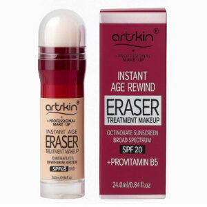 یک محصول آرایشی عملی و کامل است که برای افرادی طراحی شده که می‌خواهند در یک مرحله هم رنگ پوستشان را یکدست کنند و هم پوششی قابل‌اعتماد داشته باشند—بدون اینکه نیاز به ابزارهای آرایشی اضافی باشد. این محصول همراه با پد اپلیکاتور مخصوص عرضه می‌شود که پخش کرم‌پودر روی پوست را ساده، سریع و یکنواخت می‌کند، مخصوصاً در زمان‌هایی که عجله داری یا می‌خواهی نتیجه‌ای تمیز و حرفه‌ای با کمترین ابزار داشته باشی. رنگ 03 در این سری معمولاً برای پوست‌هایی با ته‌رنگ متوسط گرم یا بژ طبیعی مناسب است. این رنگ نه خیلی روشن است و نه خیلی تیره، بلکه با رنگ طبیعی پوست‌های متوسط به‌خوبی ترکیب می‌شود و باعث می‌شود چهره شاداب، طبیعی و هماهنگ دیده شود. این خصوصیت آن را برای استفاده روزمره، محل کار، دانشگاه و حتی موقعیت‌های خاص مناسب می‌کند، چون آرایش نه مصنوعی و نه بیش‌ازحد سنگین می‌شود. پوشش متوسط تا بالا این کرم‌پودر به‌خوبی می‌تواند نواقص پوستی مانند تیرگی‌های جزئی، قرمزی‌های خفیف، ناهمگونی رنگ یا لکه‌های سطحی را پنهان کند، در حالی که جلوه‌ای صاف، طبیعی و یکدست به پوست می‌بخشد. این پوشش قابل‌تنظیم است؛ یعنی با یک لایه طبیعی به‌نظر می‌رسد و در صورت نیاز می‌توانی با لایه‌گذاری ملایم پوشش قوی‌تری داشته باشی—بدون اینکه پوست حالت کیکی یا سنگین پیدا کند. بافت کرم‌گونه و سبک این محصول باعث می‌شود با پد همراه، کرم‌پودر به‌آسانی روی پوست پخش شود و خطوط یا چین‌های ریز را بیش از حد برجسته نکند. پوششی که بدست می‌آید نه خیلی براق است و نه خیلی مات، بلکه جلوه‌ای نچرال تا نیمه‌مات ارائه می‌دهد که ظاهر پوست را سالم، لطیف و مرتب نشان می‌دهد. ماندگاری این کرم‌پودر برای استفاده روزمره بسیار مناسب است و در طول روز می‌تواند بدون نیاز به تمدید مکرر ظاهر اولیه خود را حفظ کند—حتی در شرایط معمول فعالیت روزمره. این ویژگی باعث می‌شود Eraser 03 گزینه‌ای مناسب برای افرادی باشد که می‌خواهند آرایششان با حداقل نگهداری تا پایان روز باقی بماند. کرم پودر پد دار آرت اسکین ERASER 03